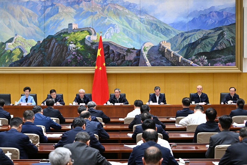 李强在做强国内大循环工作推进会上强调：把做强国内大循环作为推动经济行稳致远的战略之举
