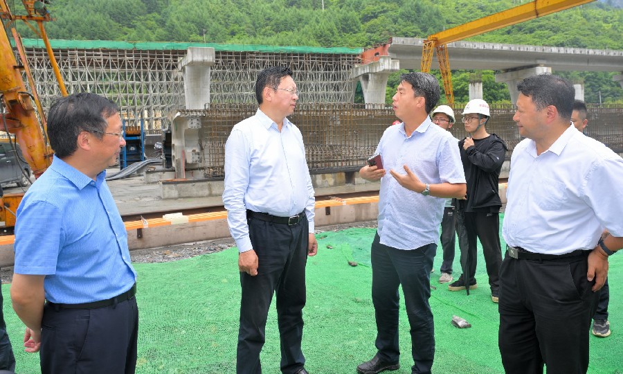 罗振华在卧龙调研时强调 高质量推进工程建设 高标准提升周边环境 把都四轨道建成展示阿坝文化阿坝魅力的窗口