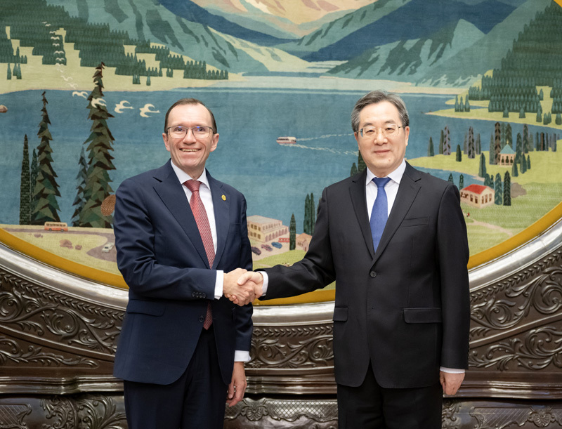 丁薛祥会见挪威外交大臣艾德